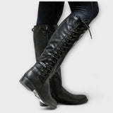Lucía-Botins com atacadores elegantes