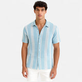 Camisa – Botão Frontal em Mistura Listrada Leve e Ajuste Respirável
